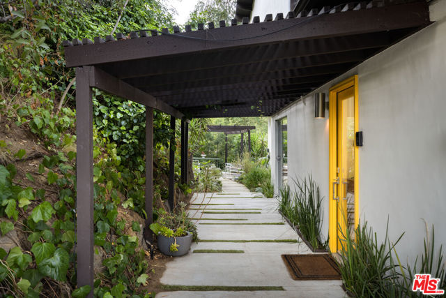 5911 Canyon Heights Lane, Los Angeles CA: https://media.crmls.org/mediaz/10607efa-faf6-4e2c-9f90-ac9297951a1c.jpg