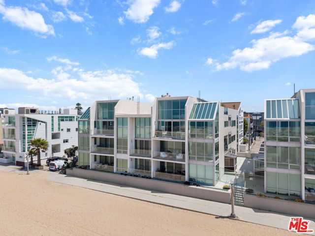 5205 Ocean Front Walk, Marina del Rey CA: https://media.crmls.org/mediaz/1060a4c2-39f6-4b64-bbf6-079e19a5a613.jpg