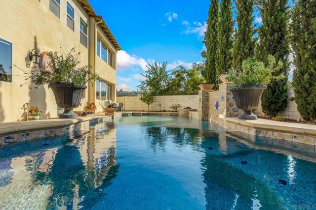 278 Avenida Loretta, Chula Vista CA: https://media.crmls.org/mediaz/10618755-4749-40b2-ad34-3ed94198499d.jpg