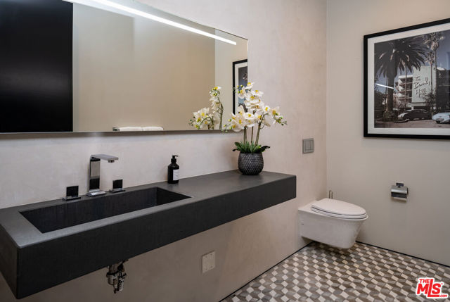 8356 W 4th Street, Los Angeles CA: https://media.crmls.org/mediaz/106215a8-8bac-4502-aa6b-0533dc6a83d7.jpg