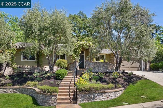 390 Castello Rd, Lafayette CA: https://media.crmls.org/mediaz/10623d6b-4889-4c9c-a566-f65bfd497c63.jpg