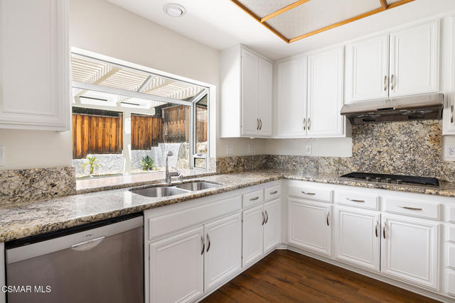 525 Myrtle Court, Oak Park CA: https://media.crmls.org/mediaz/10624d32-b77f-45dd-824c-2f26ba115a60.jpg