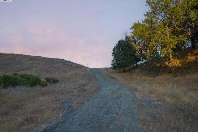 0 Oak Glen Ave, Morgan Hill CA: https://media.crmls.org/mediaz/1062aa38-69cd-4097-ae76-eabc0617383f.jpg