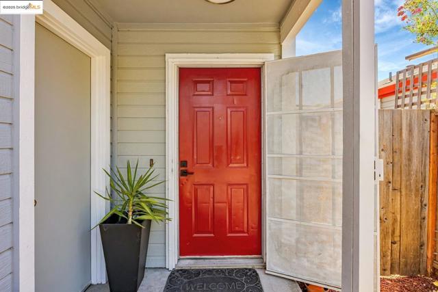 16 Town Sq PL, Oakland CA: https://media.crmls.org/mediaz/1062b0de-bb97-408c-80a5-d0c746363dd6.jpg