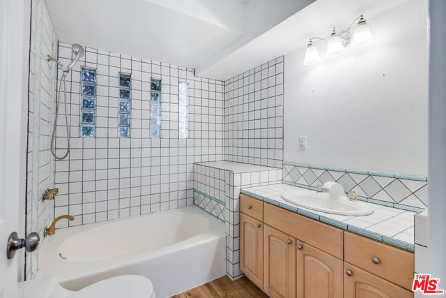 4931 Stern Avenue, Sherman Oaks CA: https://media.crmls.org/mediaz/1063499e-05c1-430b-aaf5-b3d9ef38c91a.jpg