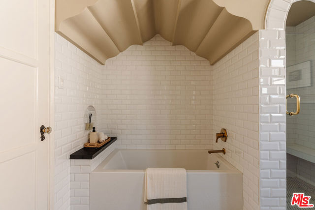 3975 Sutro Avenue, Los Angeles CA: https://media.crmls.org/mediaz/106425e9-7a97-4fde-8785-fe7eff5cf9e0.jpg