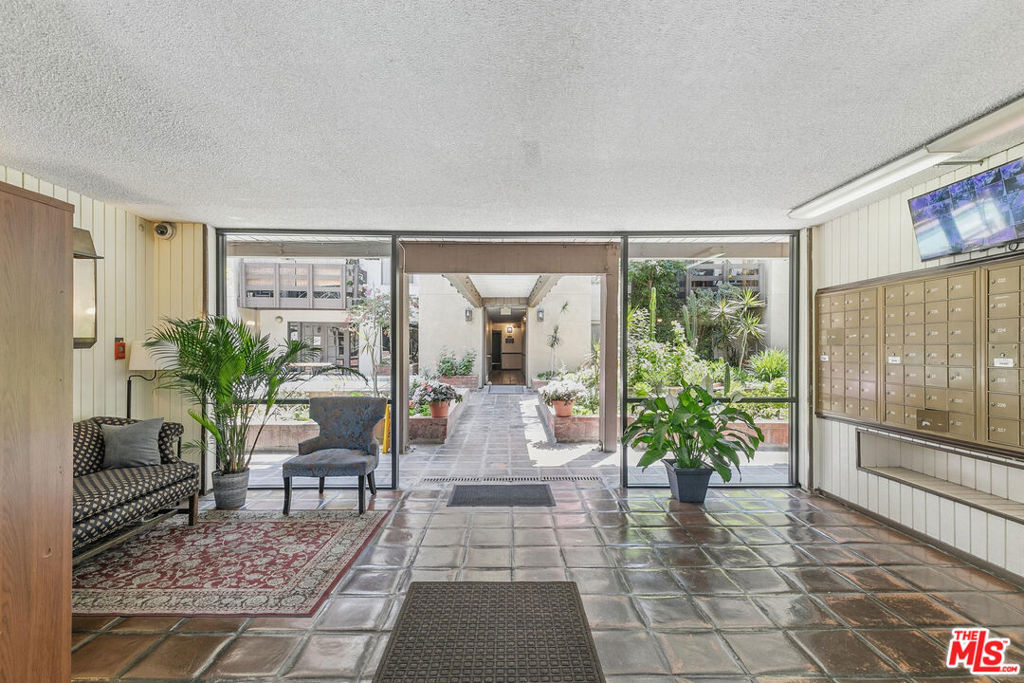 https://media.crmls.org/mediaz/10644248-9b5f-4440-a63c-9a6a4065db4a.jpg?preset=X-Large