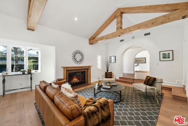 514 N Walden Drive, Beverly Hills CA: https://media.crmls.org/mediaz/1064abc8-db59-4760-b03e-eb9b5abe22db.jpg