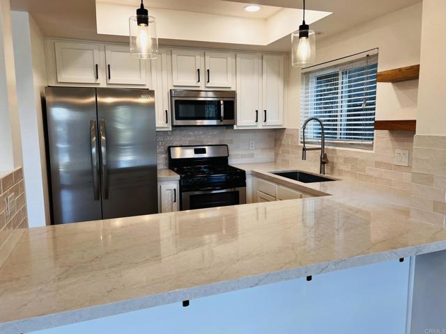 4587 Cove Drive, Carlsbad CA: https://media.crmls.org/mediaz/1066355c-a55d-4e02-ab3e-dc14e2578aa4.jpg