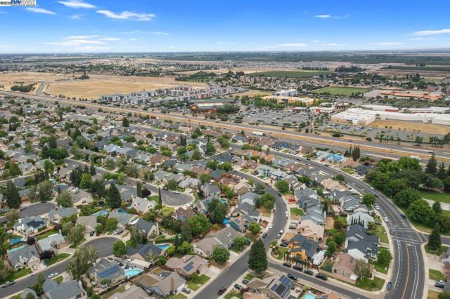 1023 Snowgoose Ln, Manteca CA: https://media.crmls.org/mediaz/10665f6d-2c31-4f31-b02a-bcc930ce78b8.jpg
