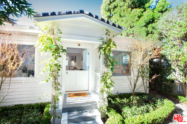 739 Superba Avenue photo 4