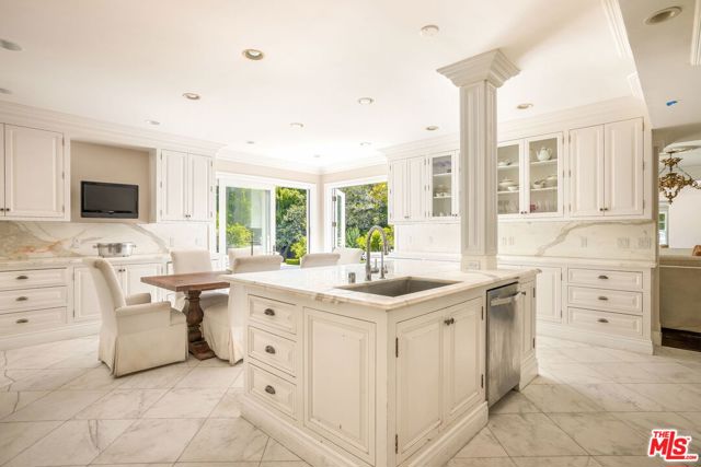 10914 Bellagio Road, Los Angeles CA: https://media.crmls.org/mediaz/10670440-d894-4200-b5f0-73beb893f29f.jpg
