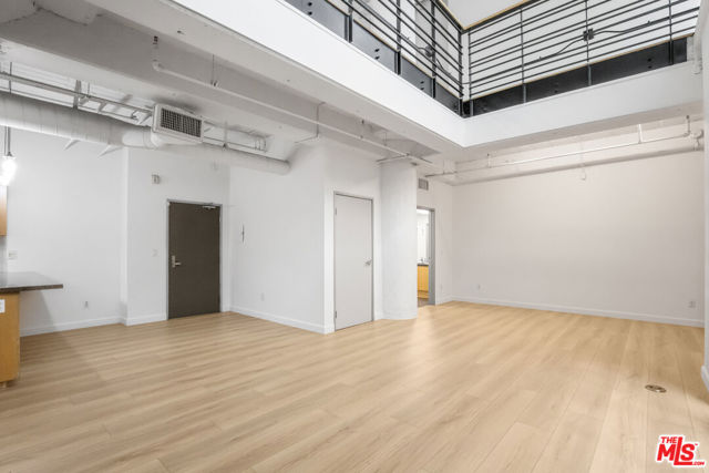 330 W 11th Street, Los Angeles CA: https://media.crmls.org/mediaz/10671898-9ba2-424f-8a37-b785382fac35.jpg