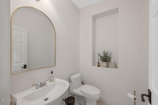 1615 Vista Oaks Way, Westlake Village CA: https://media.crmls.org/mediaz/10673215-d058-4017-a6c4-6be0859a80cf.jpg