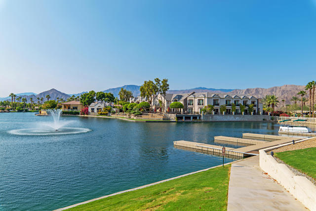 47380 Via Cordova, La Quinta CA: https://media.crmls.org/mediaz/10674091-3038-4a43-90c4-68316a172972.jpg