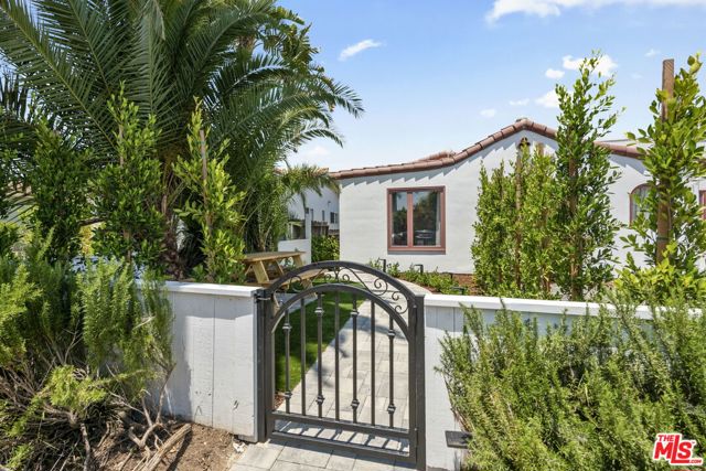 10503 Tennessee Avenue, Los Angeles CA: https://media.crmls.org/mediaz/10680349-549f-4356-bb09-5d11c1a91204.jpg