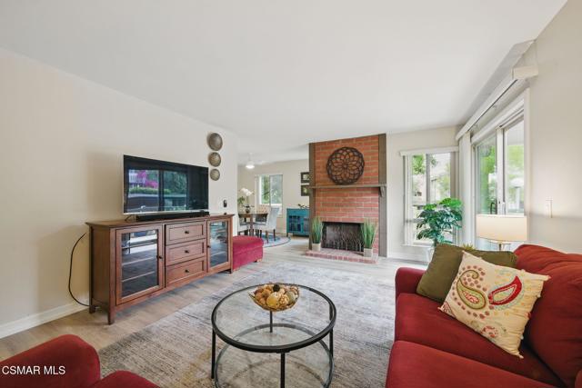 245 Oakleaf Drive, Thousand Oaks CA: https://media.crmls.org/mediaz/10685e4c-e040-401a-97d9-333119511cb4.jpg