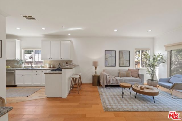 2409 Olive Avenue, La Crescenta CA: https://media.crmls.org/mediaz/1068a283-5185-4536-a91c-764c272b6dda.jpg