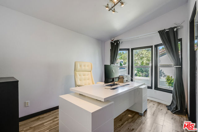 1165 Cherokee, Topanga CA: https://media.crmls.org/mediaz/1068d8e6-7230-454a-a986-752655ea5755.jpg