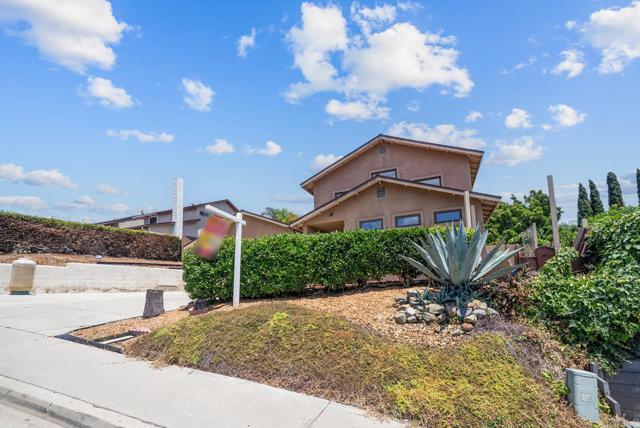 7439 Carrie Ridge Way, San Diego CA: https://media.crmls.org/mediaz/10699880-5ae9-4f37-867c-b6d1387fa752.jpg
