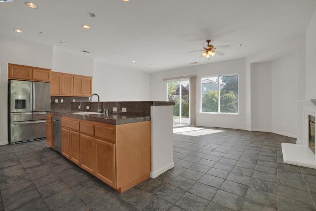 342 Roundhill Dr, Brentwood CA: https://media.crmls.org/mediaz/106a50da-415f-46c1-bc6c-f0ed22b65257.jpg