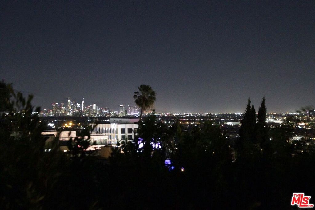 https://media.crmls.org/mediaz/106b2e2e-d19e-41cc-b542-d8382dd258db.jpg?preset=X-Large