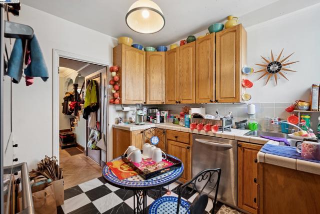 658 30Th Ave, San Francisco CA: https://media.crmls.org/mediaz/106bf36c-dbbd-44dc-a2e0-9aa10eb84733.jpg