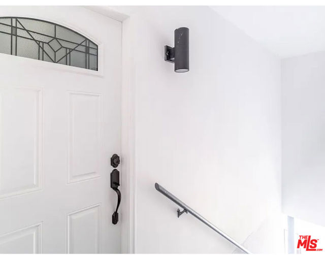 11629 1/2 Gateway Boulevard, West Los Angeles CA: https://media.crmls.org/mediaz/106c0f0d-2537-4c24-b0ca-92daa10184cc.jpg