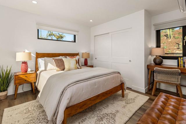 Detail Gallery Image 7 of 39 For 2087 via Ladeta, La Jolla,  CA 92037 - 2 Beds | 2 Baths