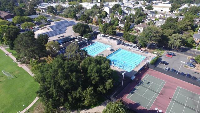 6 Zachary Court, Menlo Park CA: https://media.crmls.org/mediaz/106d2d67-5e11-4dcf-a315-9d514ee65e73.jpg