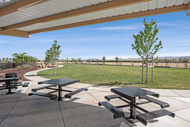 2288 Jessica Way, Tracy CA: https://media.crmls.org/mediaz/106d92e0-3c1a-4ad4-a76e-a347f0aee74b.jpg
