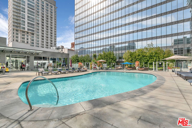 901 S Flower Street, Los Angeles CA: https://media.crmls.org/mediaz/106eda77-ba21-4fab-9be2-4db4c4ac739a.jpg
