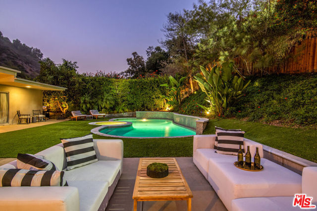 1922 N Beverly Place, Beverly Hills CA: https://media.crmls.org/mediaz/106efb40-e6fe-44d7-9d33-3bb43c634c08.jpg