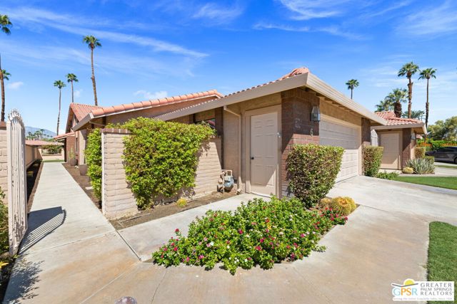 6 Joya Drive, Palm Desert CA: https://media.crmls.org/mediaz/107073c1-5871-46ff-a738-5e8d1600f89b.jpg
