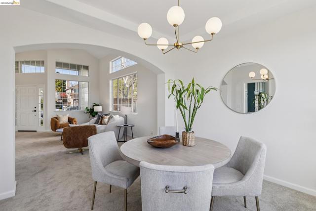 2004 Fries Ct, Martinez CA: https://media.crmls.org/mediaz/1070bbe1-04cc-4ed7-b561-b29fe0655132.jpg