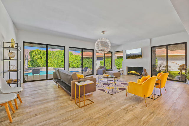 12 Sussex Court, Rancho Mirage CA: https://media.crmls.org/mediaz/10722bc0-b795-432c-a71e-86d4e937bbd0.jpg