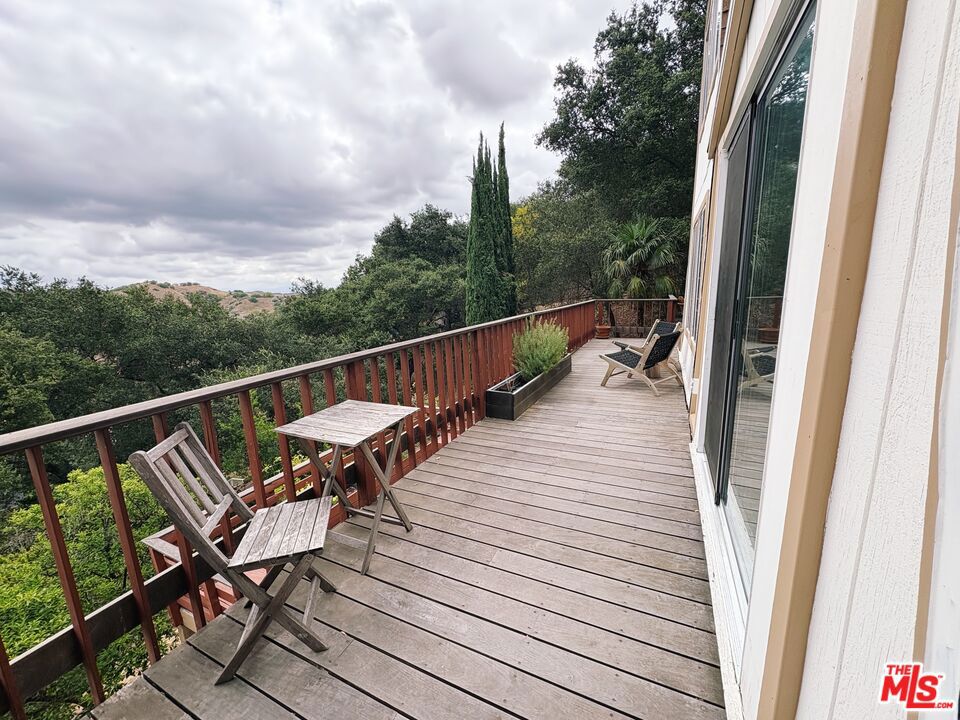 https://media.crmls.org/mediaz/1072b9b7-6282-49c4-9aee-5e3b4c56790a.jpg?preset=X-Large