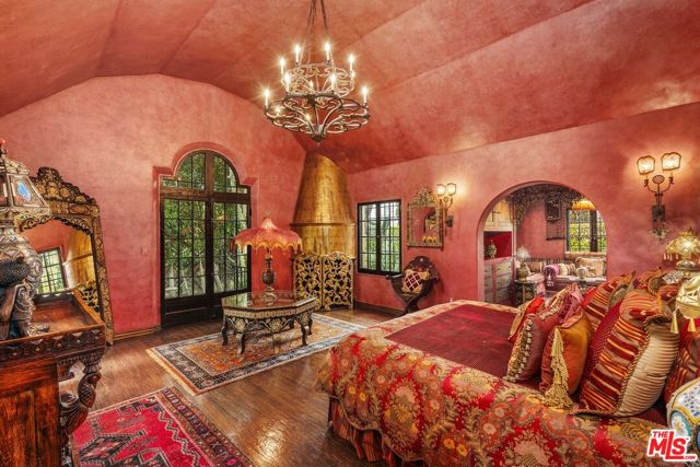 4320 Cedarhurst Circle, Los Angeles CA: https://media.crmls.org/mediaz/10731cba-58bf-431f-ab51-9cb98e57dcd3.jpg