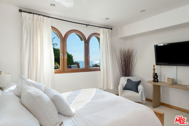 32804 Pacific Coast Highway, Malibu CA: https://media.crmls.org/mediaz/107571e7-4265-4efa-9dc3-b1d762e11291.jpg