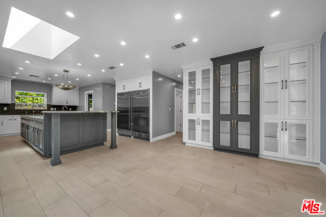 4311 Coquette Place, Tarzana CA: https://media.crmls.org/mediaz/10759754-faff-4241-8156-9a0b33997435.jpg