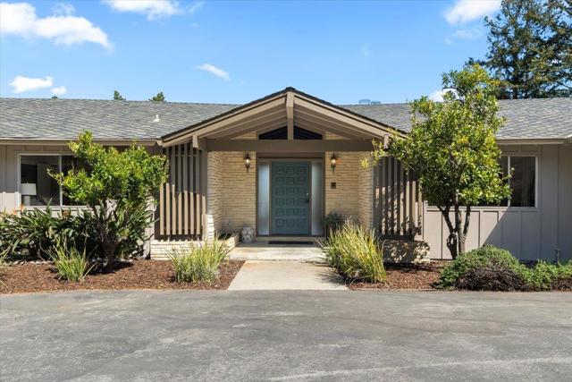 12650 Viscaino Court, Los Altos Hills CA: https://media.crmls.org/mediaz/10764de5-024e-4ed3-a711-5722f9e8a353.jpg