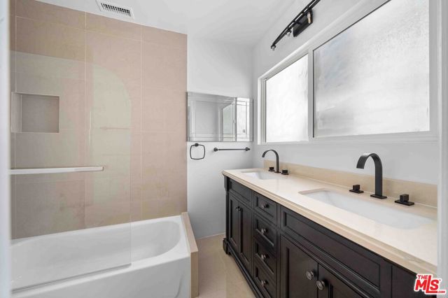865 S Lucerne Boulevard, Los Angeles CA: https://media.crmls.org/mediaz/10766aa4-06c6-43a5-8abc-5fd7003854eb.jpg