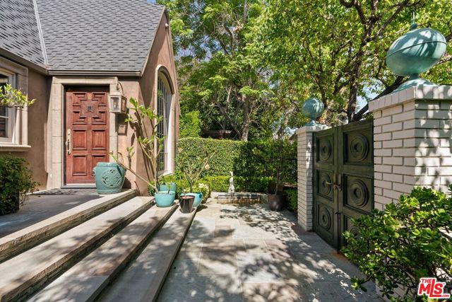9053 Elevado Street, West Hollywood CA: https://media.crmls.org/mediaz/1077e66b-5e43-4e1a-9fe5-8c76511be402.jpg