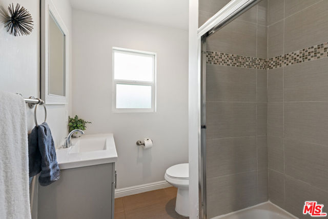 1301 S Hudson Avenue, Los Angeles CA: https://media.crmls.org/mediaz/10782455-0279-4c69-863f-130933a5d526.jpg