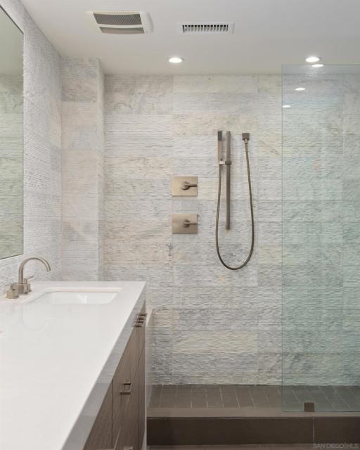 3860 Riviera Dr, San Diego CA: https://media.crmls.org/mediaz/10788020-037c-4f59-89eb-95ae5586e52c.jpg