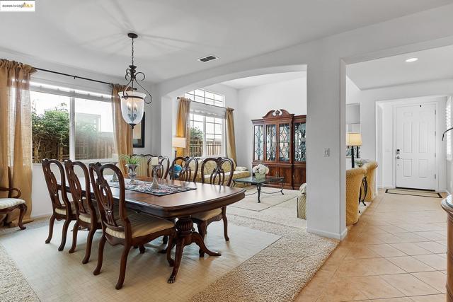 907 Snapdragon Way, Brentwood CA: https://media.crmls.org/mediaz/1078cb4f-4ec8-4c9c-b428-633f2a3ed571.jpg