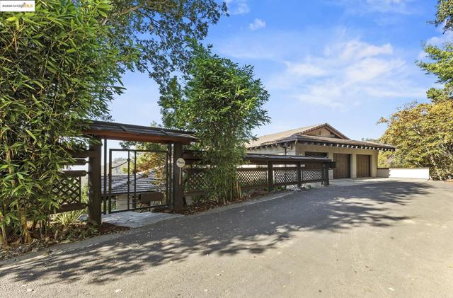 25 Dartmouth Dr, Berkeley CA: https://media.crmls.org/mediaz/107a0d36-57b3-466d-b8d7-aca4b8b3dc3d.jpg