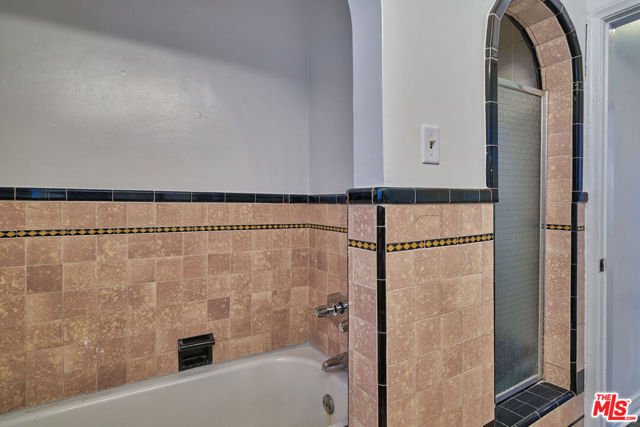 1235 HI POINT Street, Los Angeles CA: https://media.crmls.org/mediaz/107b47c1-d3f6-4406-88d4-5ad729e2eda8.jpg