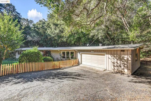 7 Saint Stephens Dr, Orinda CA: https://media.crmls.org/mediaz/107b5b22-1808-4055-bcc6-d2717b50222d.jpg