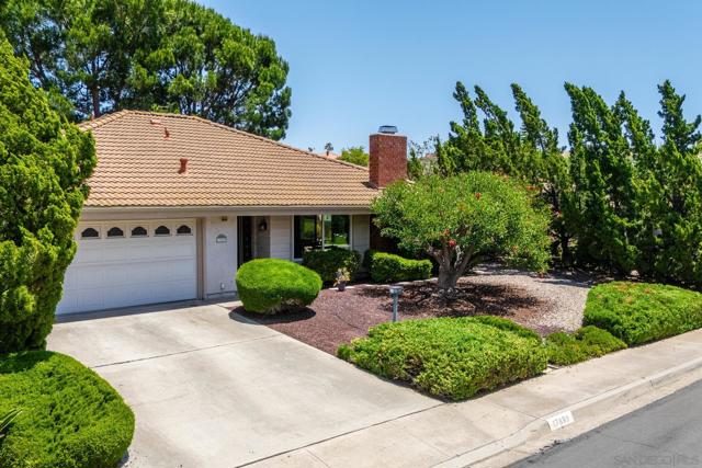 17893 Corte Emparrado, San Diego CA: https://media.crmls.org/mediaz/107c4ff9-6b72-4fc1-aec4-291f38cf08df.jpg